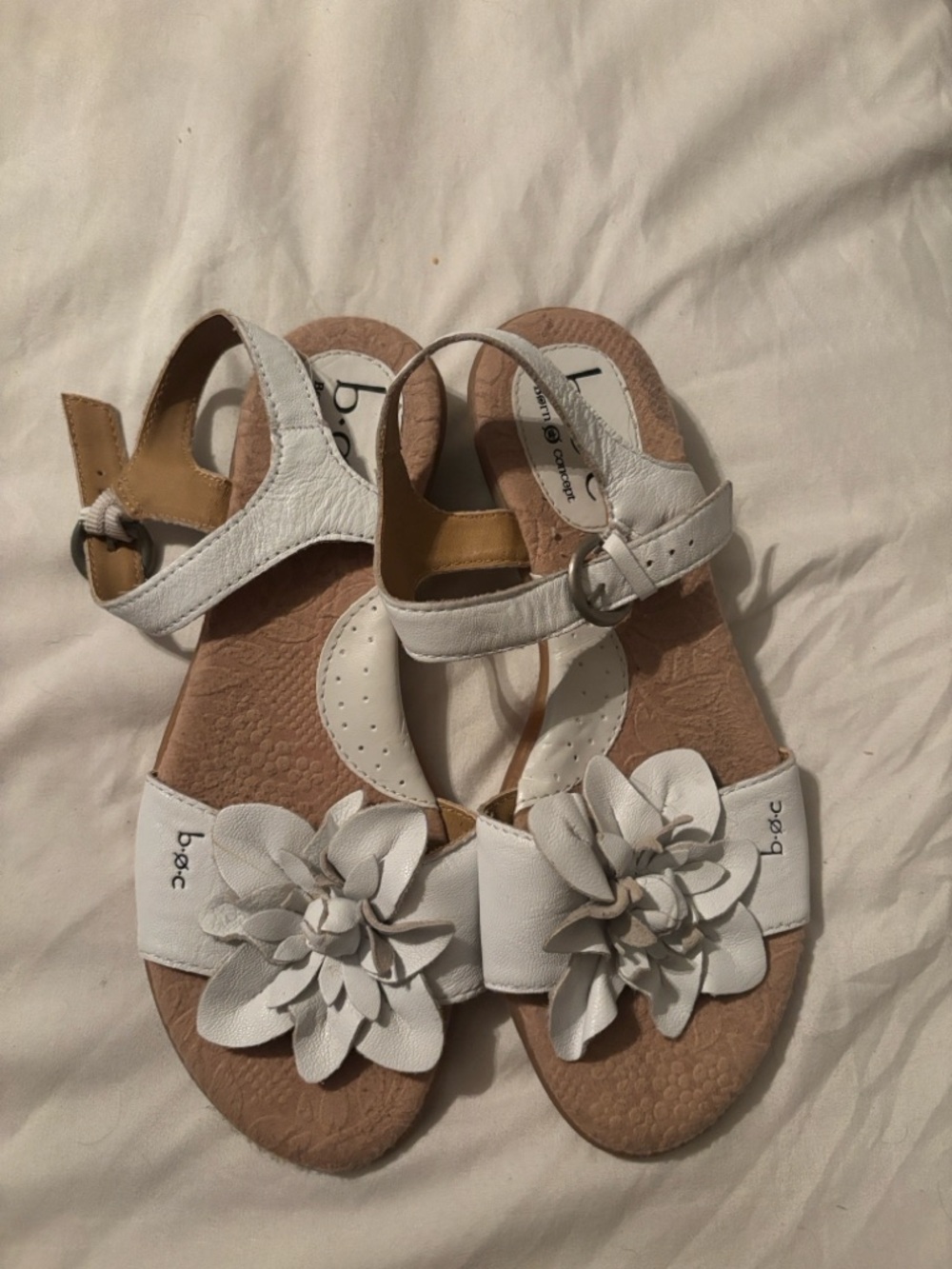 b.o.c. White Leather buckle floral Sandals size 6